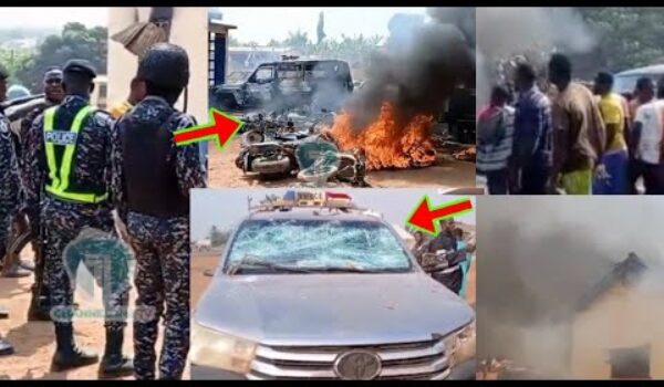 Angry Ejura Youth Størm Ejura Police Station As They Set F!re In The Police Station And Vehicles