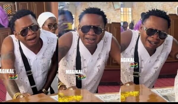 Ayie Nu Ay3ka, None Of Tonardo’s Friends Attended His/Her Mother’s Funeral, See How He/She Is Crying