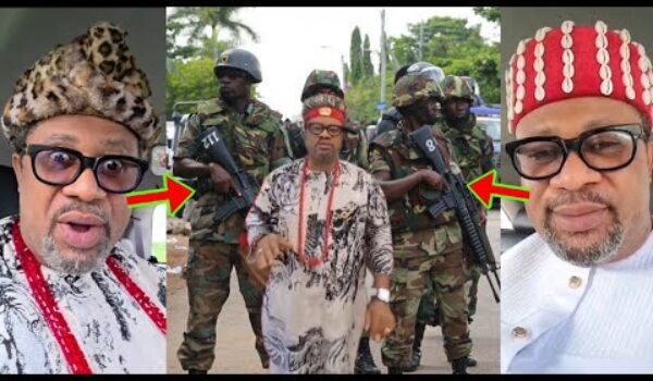 Ei, Watch How The Igbo King Is Being Protected In Ghana. Ay3ka!